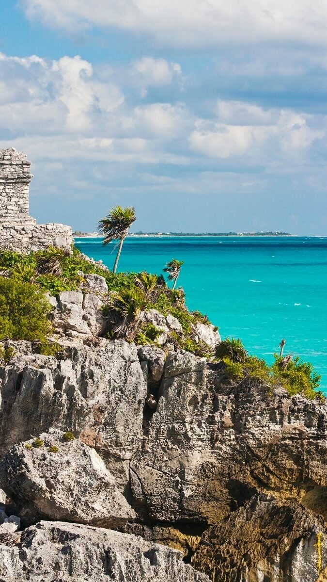 Temple maya perché sur la falaise de Tulum face à la mer turquoise