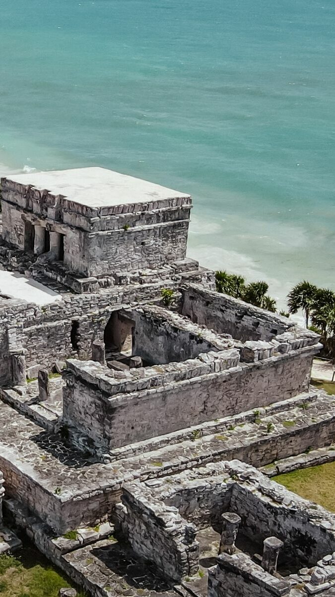 Vue aérienne des ruines mayas de Tulum avec temples en pierre face à la mer turquoise