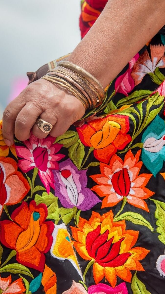 Gros plan sur une jupe brodée de fleurs colorées, artisanat textile traditionnel mexicain