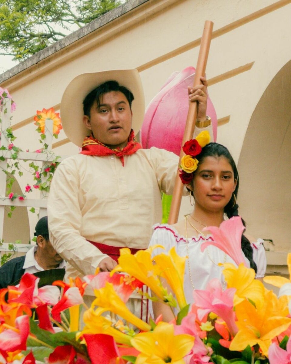 Couple en costume traditionnel mexicain entouré de fleurs lors d'une fête au Chiapas