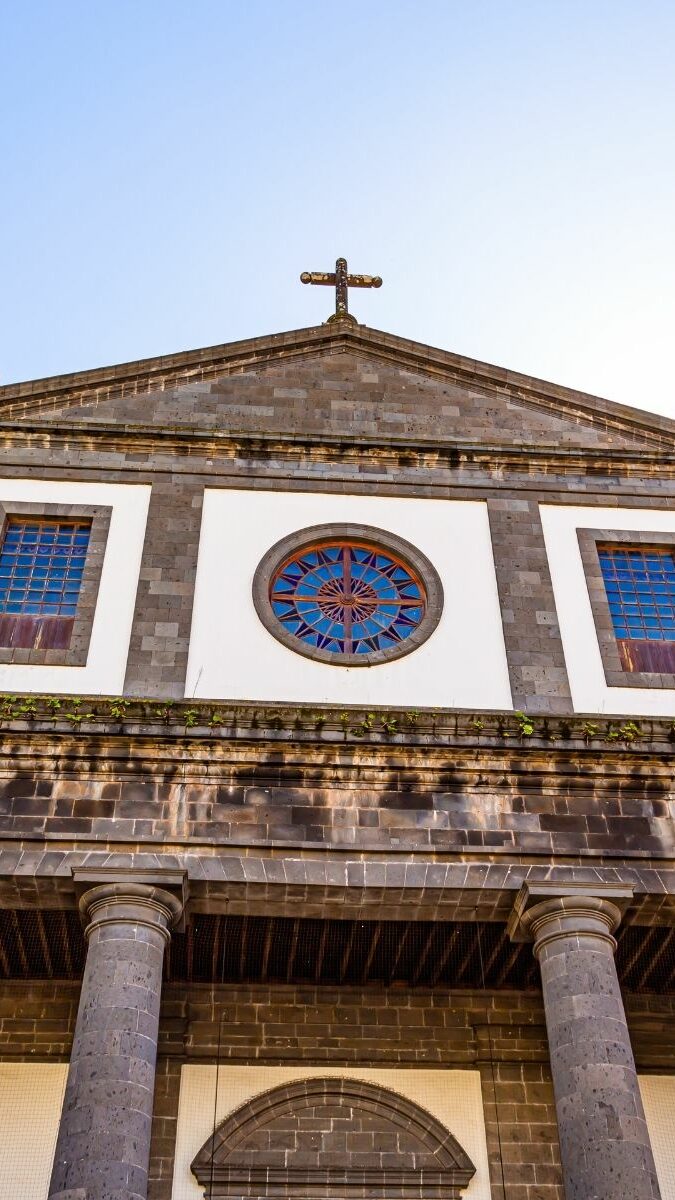 Façade de l'église coloniale de San Cristóbal de las Casas en contre-plongée avec palmiers