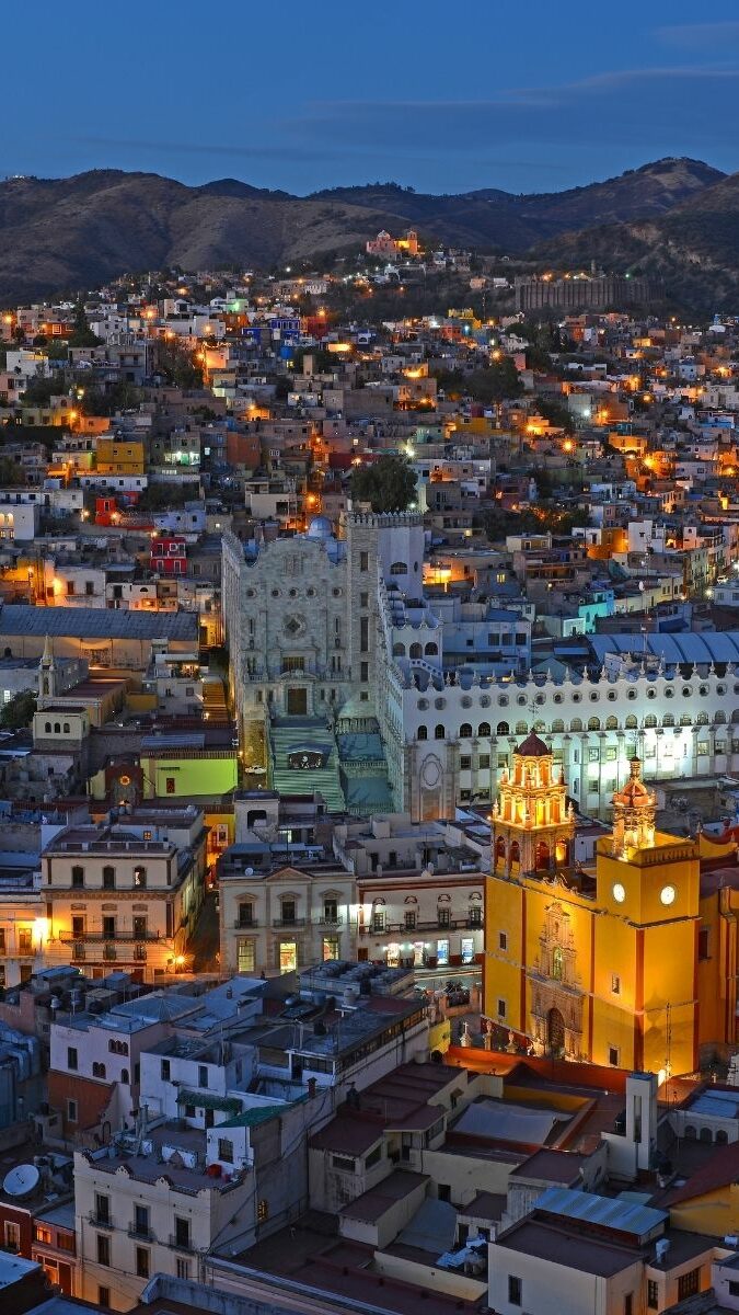 Vue nocturne de la ville colorée de Guanajuato avec la basilique illuminée