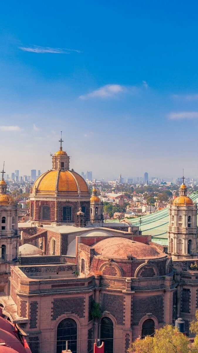 Basilique Notre-Dame de Guadalupe à Mexico avec ses dômes dorés sous un ciel bleu