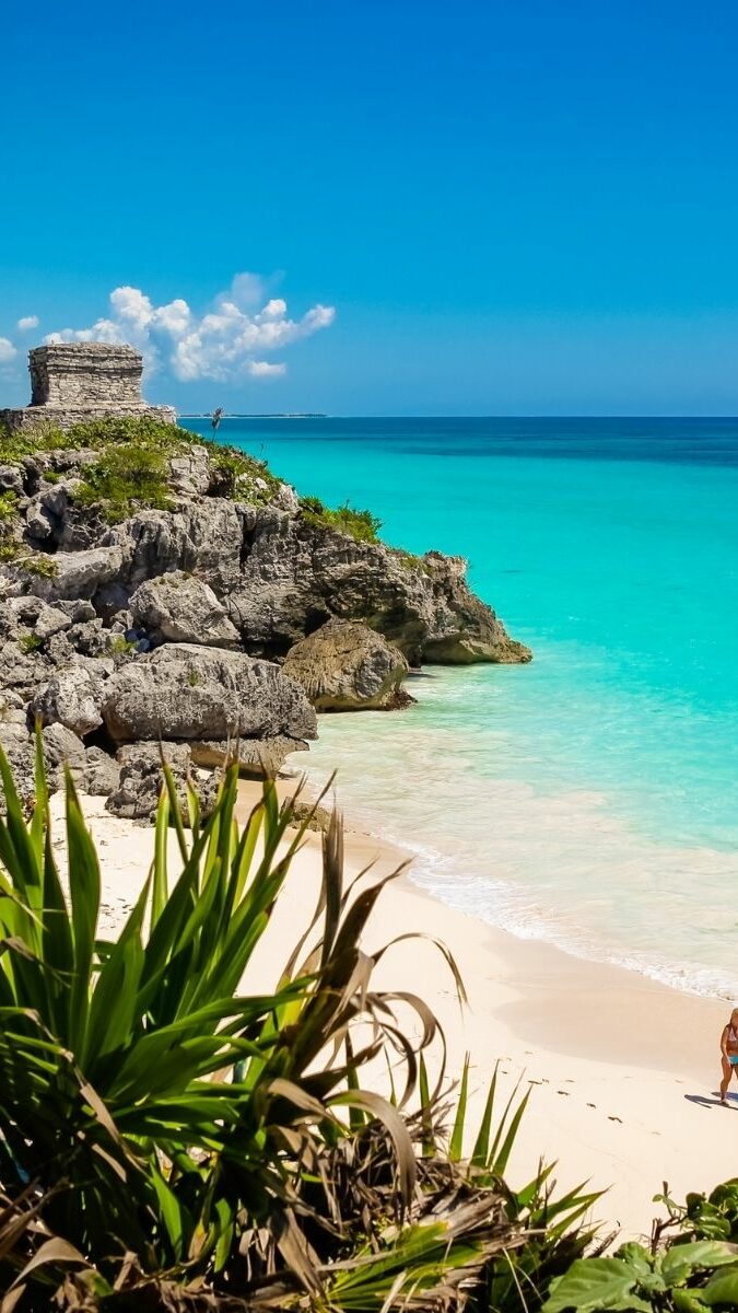 Ruines mayas de Tulum surplombant une plage de sable blanc et la mer turquoise des Caraïbes