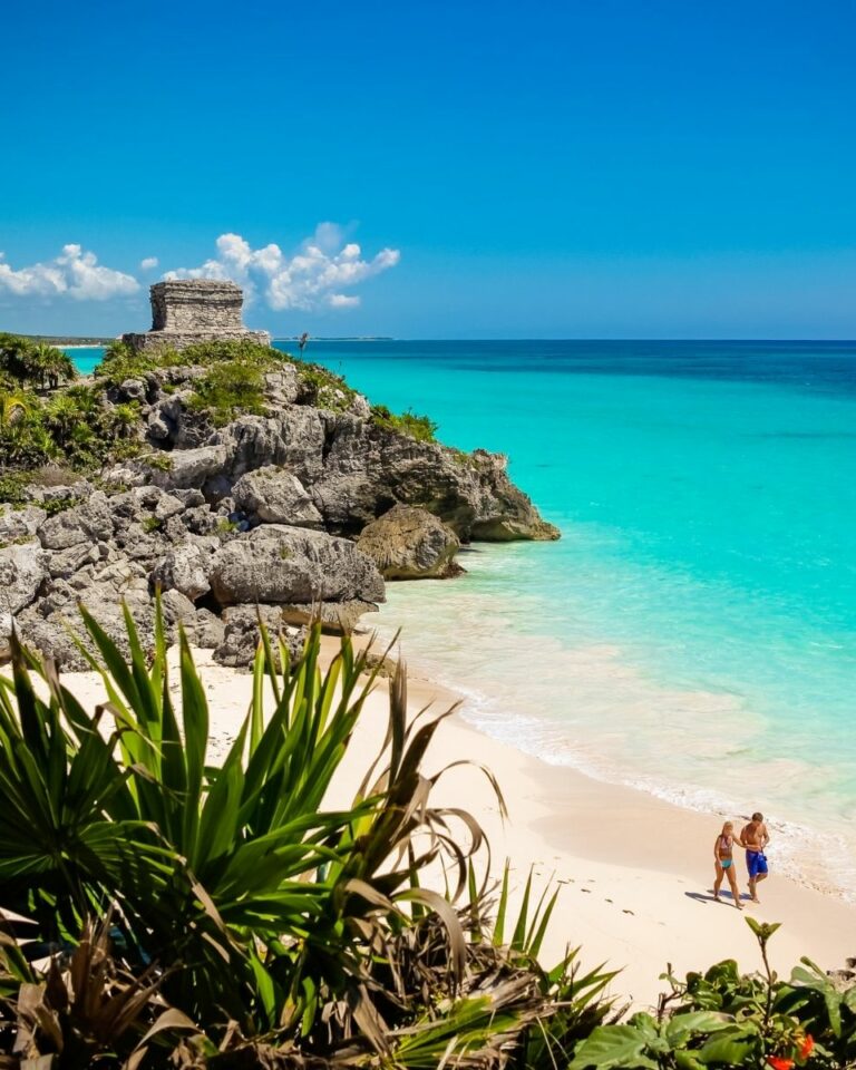 Ruines mayas de Tulum surplombant une plage de sable blanc et la mer turquoise des Caraïbes