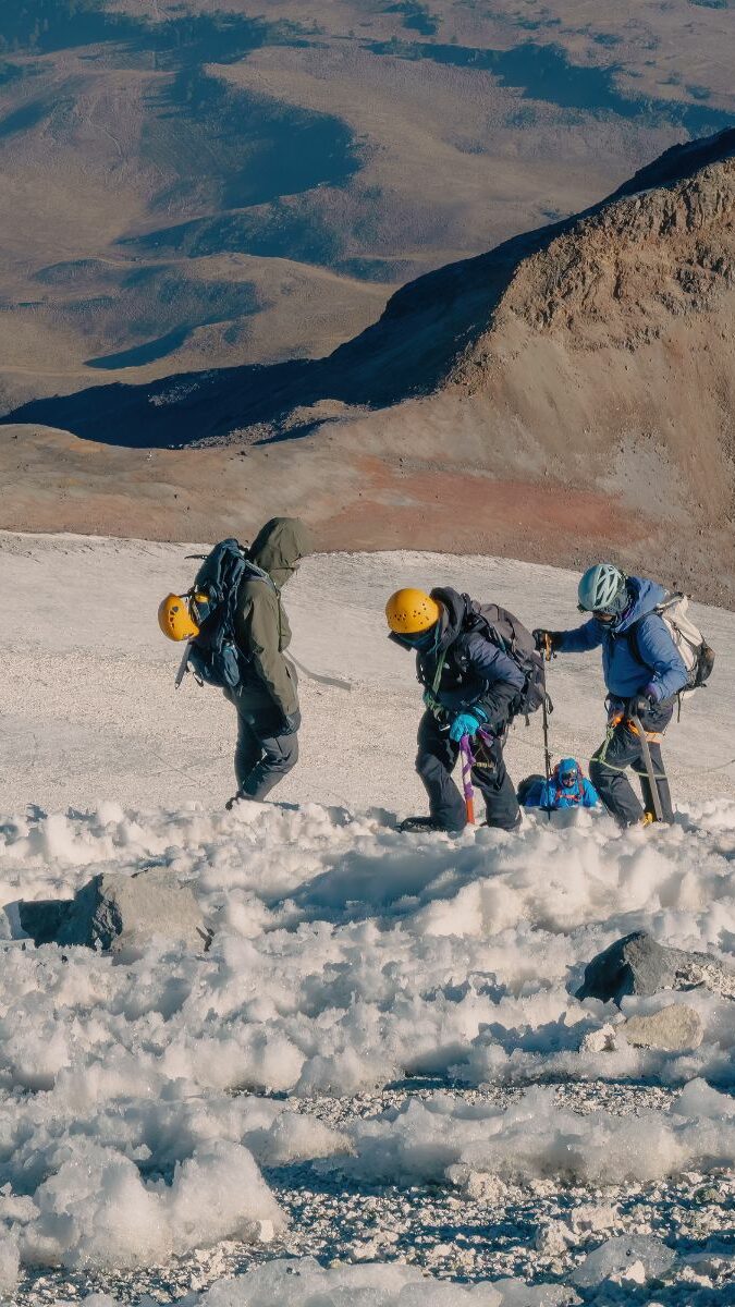 Groupe d'alpinistes progressant sur le glacier du Pico de Orizaba avec équipement de haute montagne