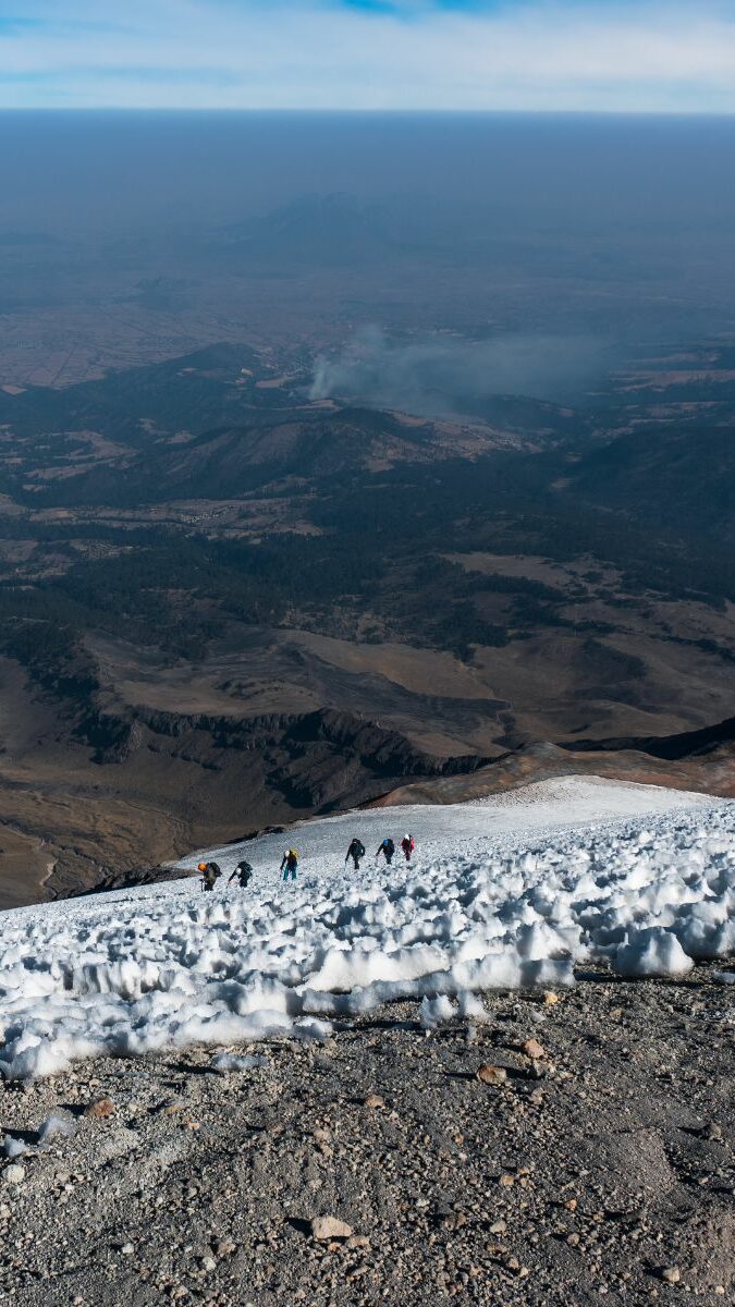 Glacier au sommet du Pico de Orizaba avec vue aérienne sur la vallée mexicaine