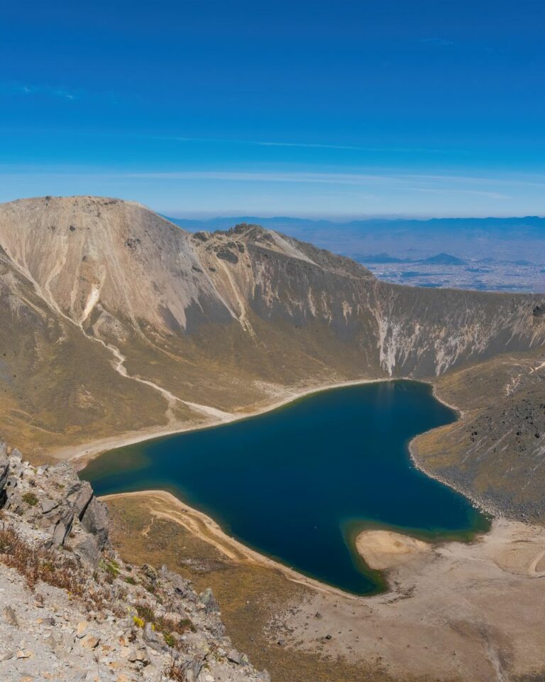 Randonneur contemplant le lac du cratère du Nevado de Toluca depuis le sommet