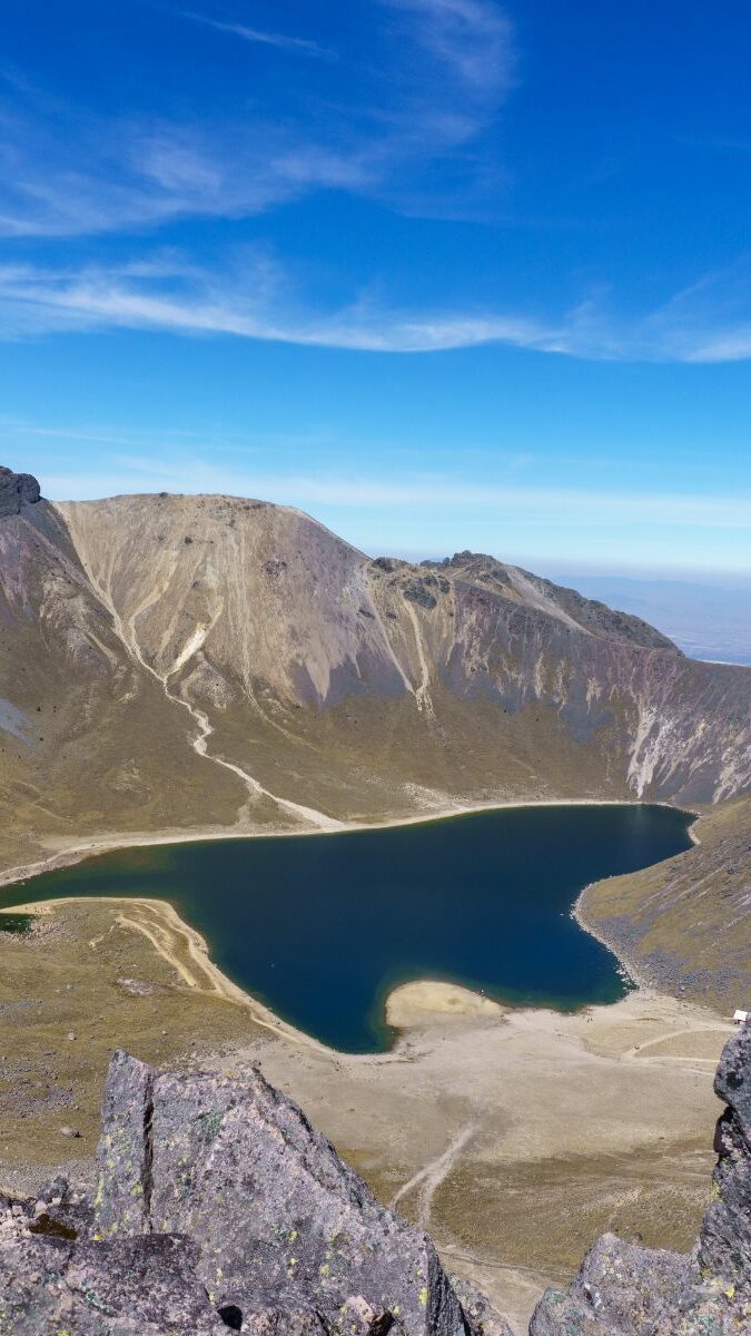 Vue panoramique du lac du Soleil dans le cratère du Nevado de Toluca sous un ciel bleu