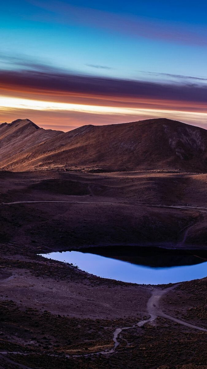 Lac d'altitude au crépuscule dans les montagnes du Mexique avec ciel aux couleurs flamboyantes