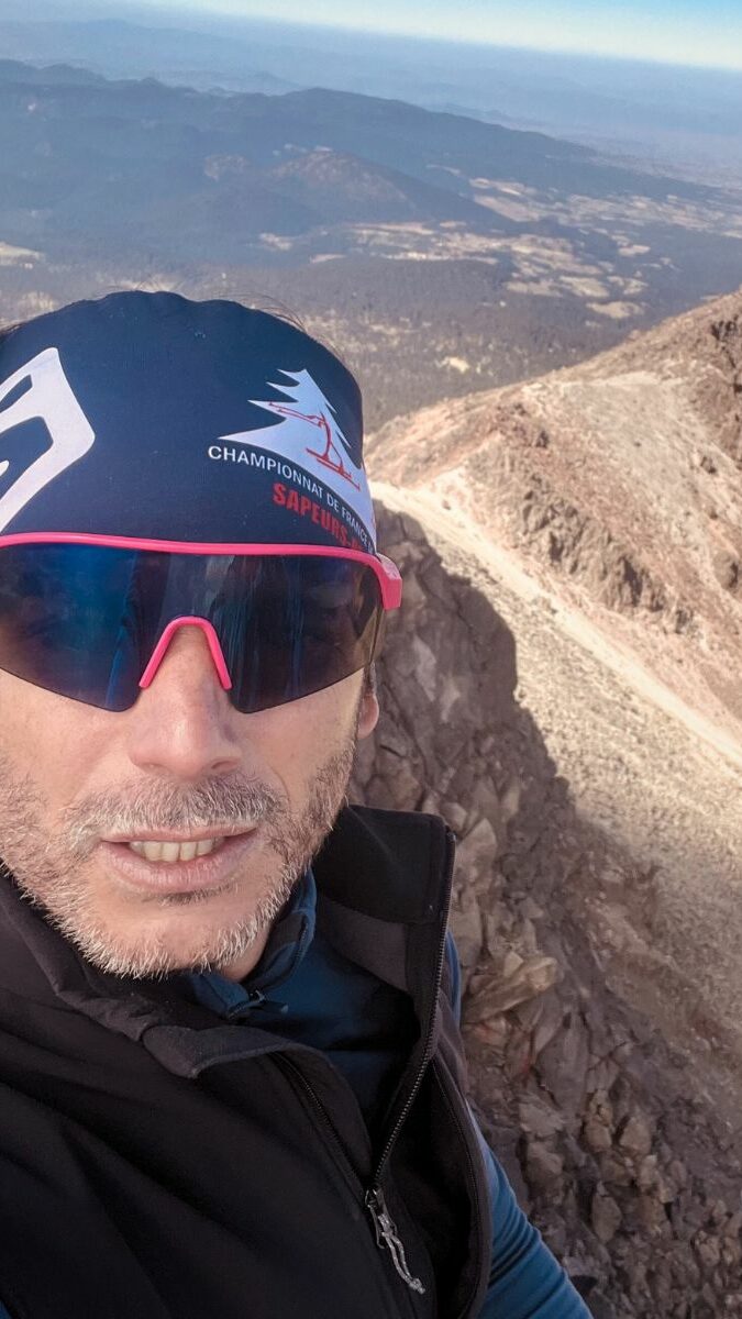 Guide au sommet d'une crête volcanique avec vue panoramique sur les montagnes du Mexique
