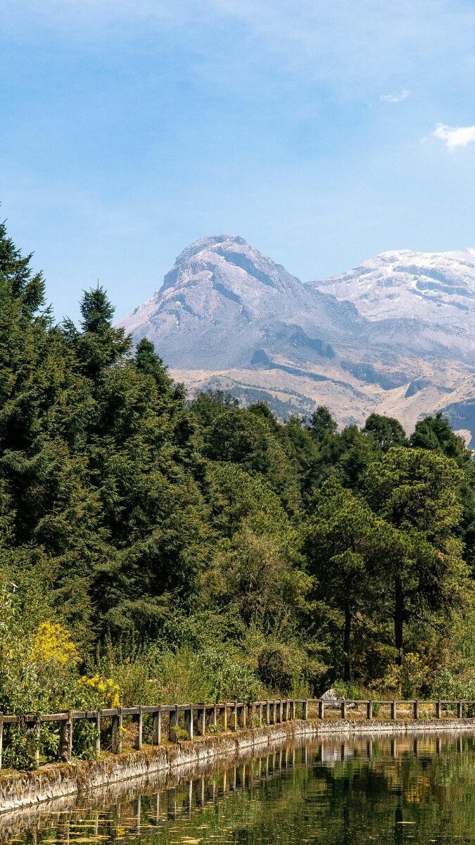 Lac et forêt de pins au pied du volcan Iztaccíhuatl au Mexique