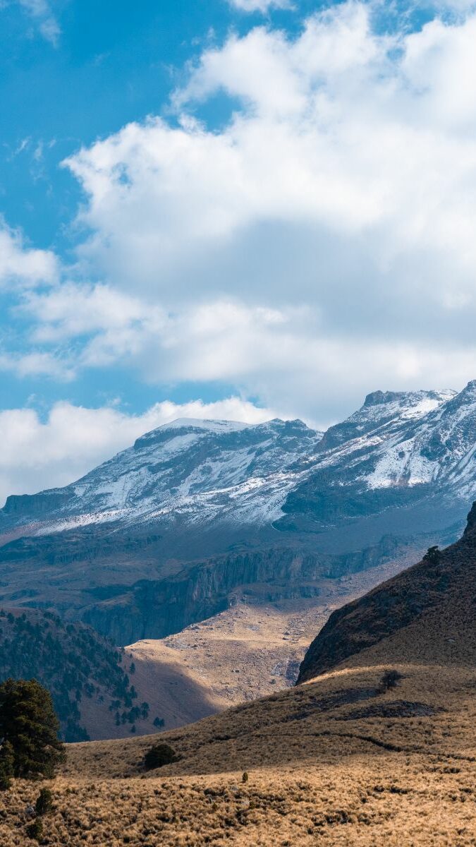Volcan Iztaccíhuatl enneigé avec paysage de haute montagne et prairies sèches