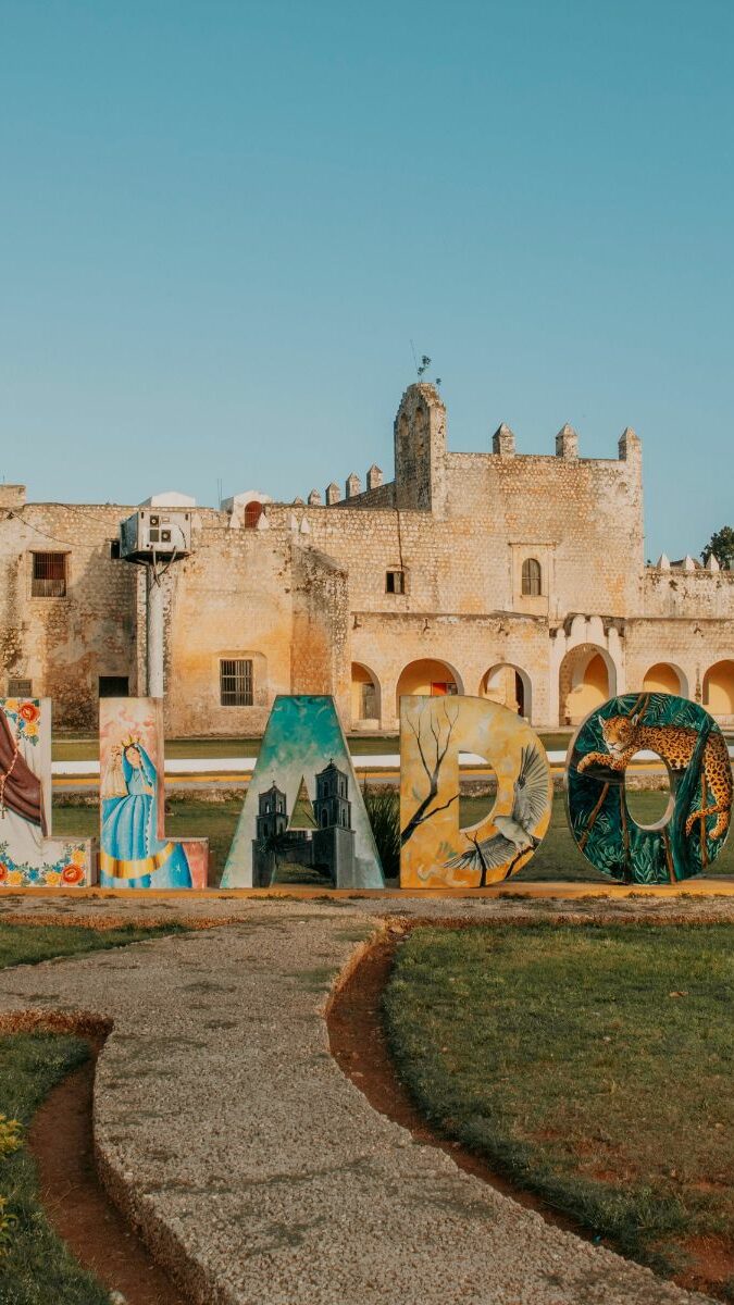 Couvent colonial de Valladolid avec lettres colorées et jardins au coucher du soleil