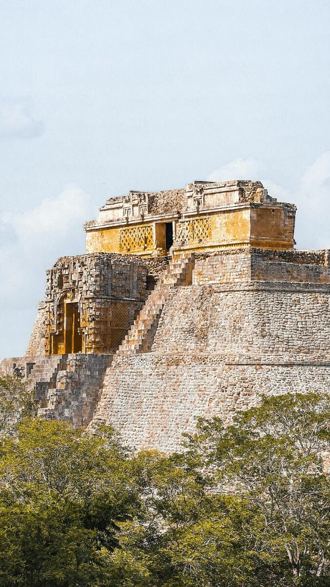 Pyramide du Devin d'Uxmal émergeant de la canopée de la jungle yucatèque