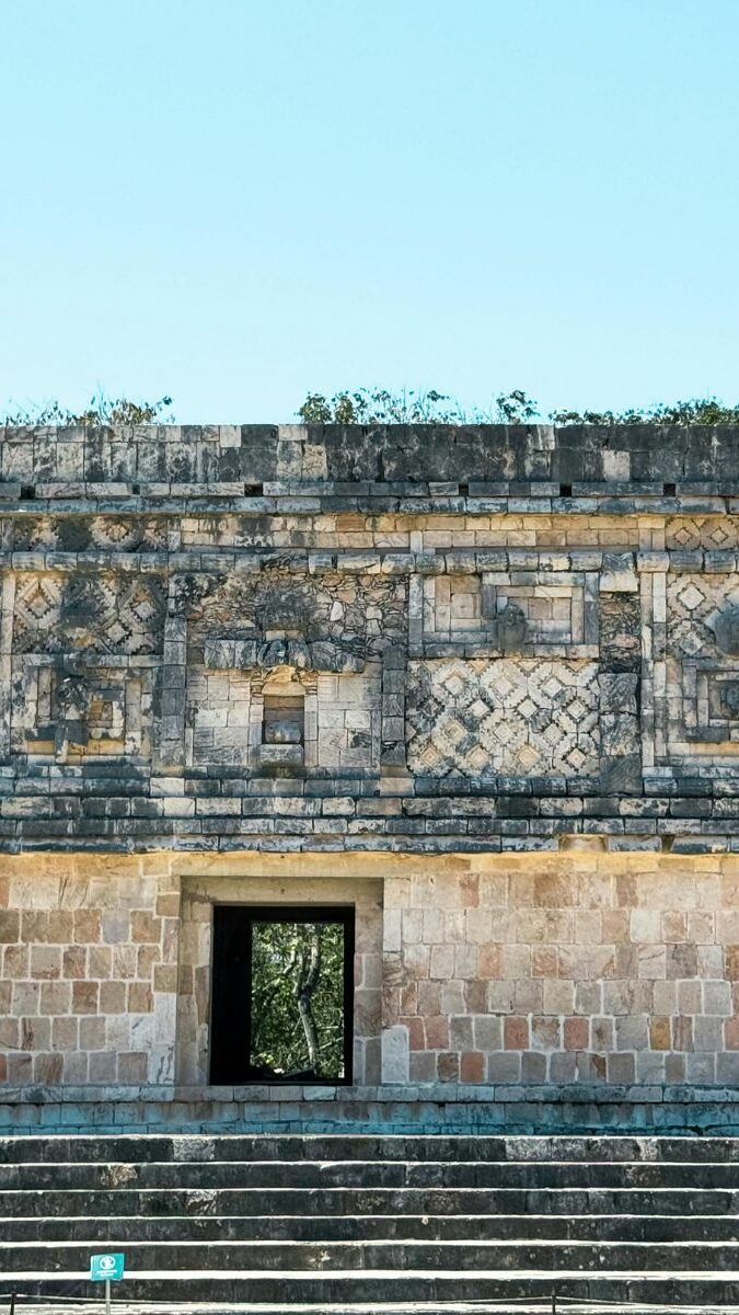 Façade sculptée du Palais du Gouverneur à Uxmal avec mosaïques géométriques en pierre