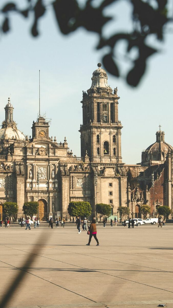 Cathédrale métropolitaine de Mexico sur la place du Zócalo avec drapeau mexicain