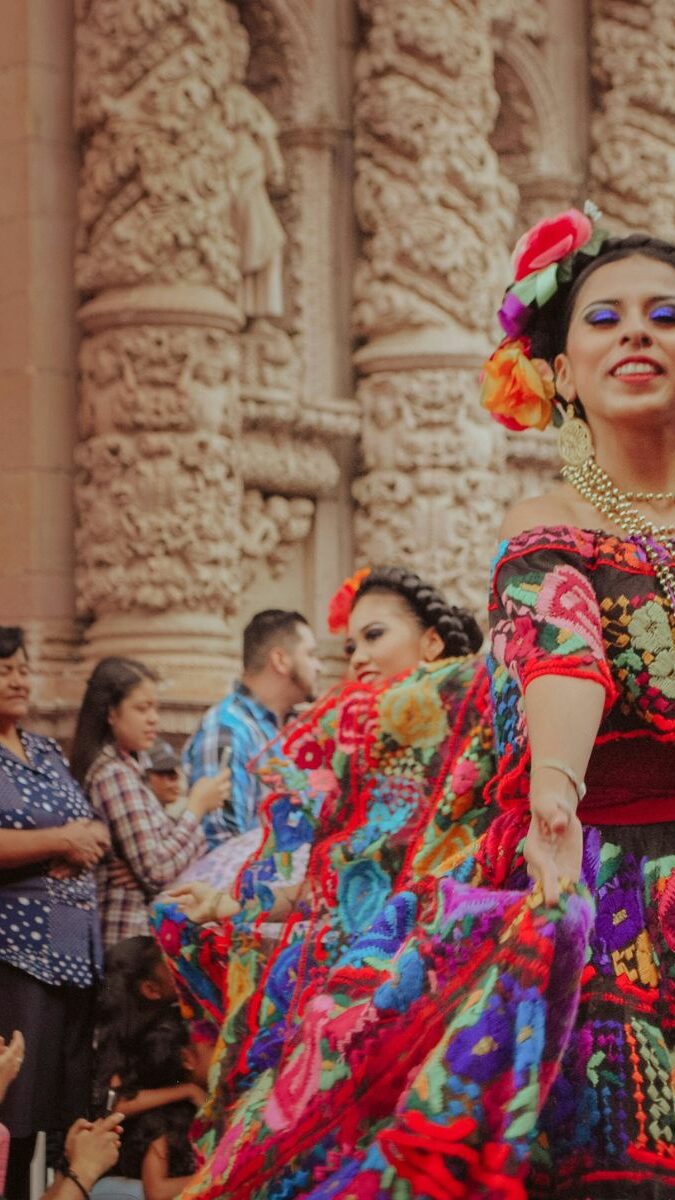 Danseuse en costume folklorique coloré de Chiapas devant une église baroque à Guanajuato
