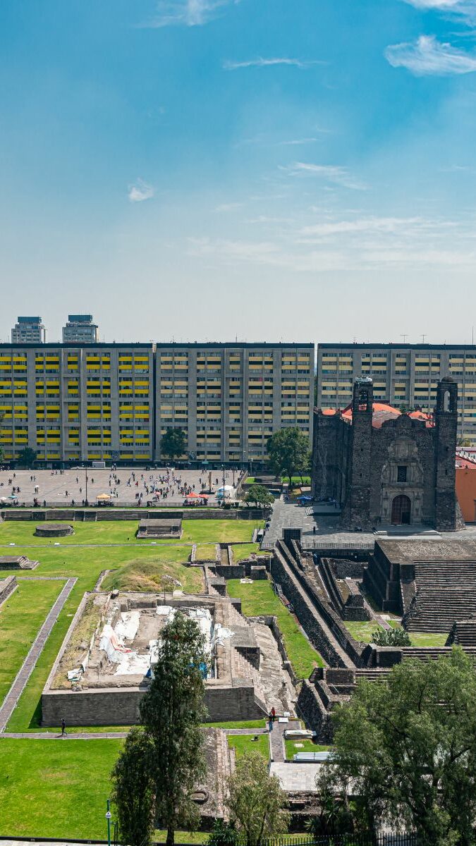 Vue aérienne de la place des Trois Cultures à Tlatelolco avec ruines aztèques et église coloniale