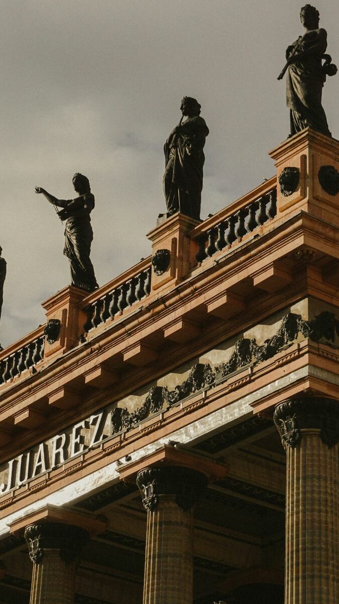 Façade néoclassique du Teatro Juárez à Guanajuato avec ses statues en bronze