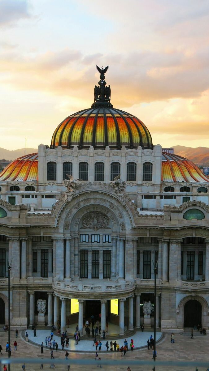 Palais des Beaux-Arts de Mexico illuminé au coucher du soleil avec dôme coloré