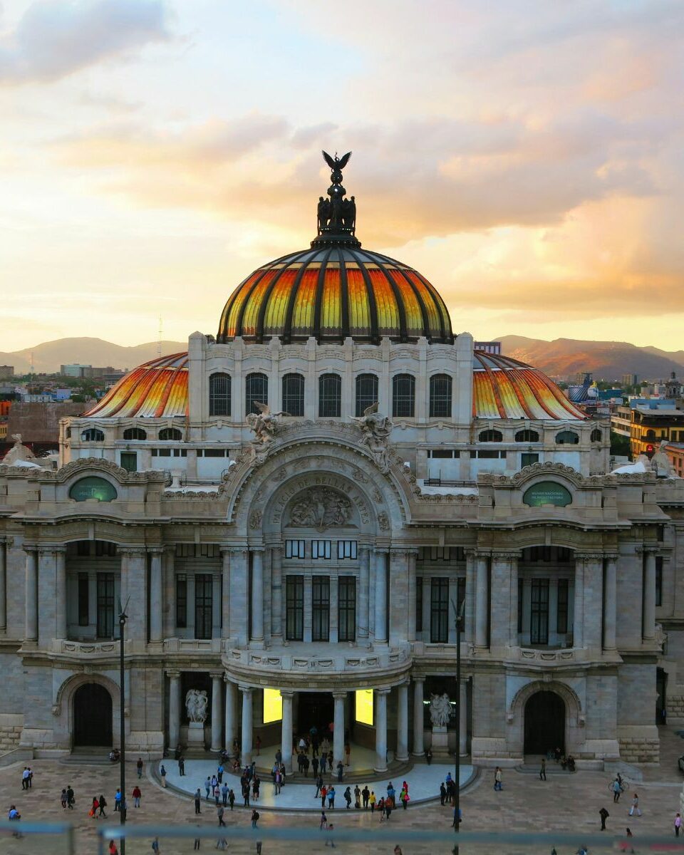 Palais des Beaux-Arts de Mexico illuminé au coucher du soleil avec dôme coloré