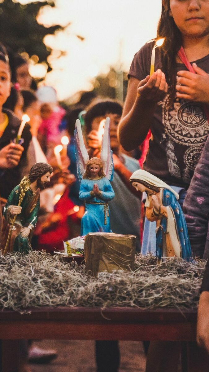 Enfants mexicains allumant des bougies lors d'une cérémonie traditionnelle